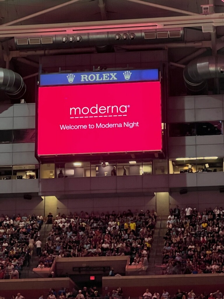 moderna_tx's tweet photo. Last night was Moderna night at the #USOpen! 🎾 Moderna is working to deliver on the promise of #mRNA science to create a new generation of transformative medicines, and is proud to be a partner at the #USOpen2022. https://t.co/S9L6tpaSev
