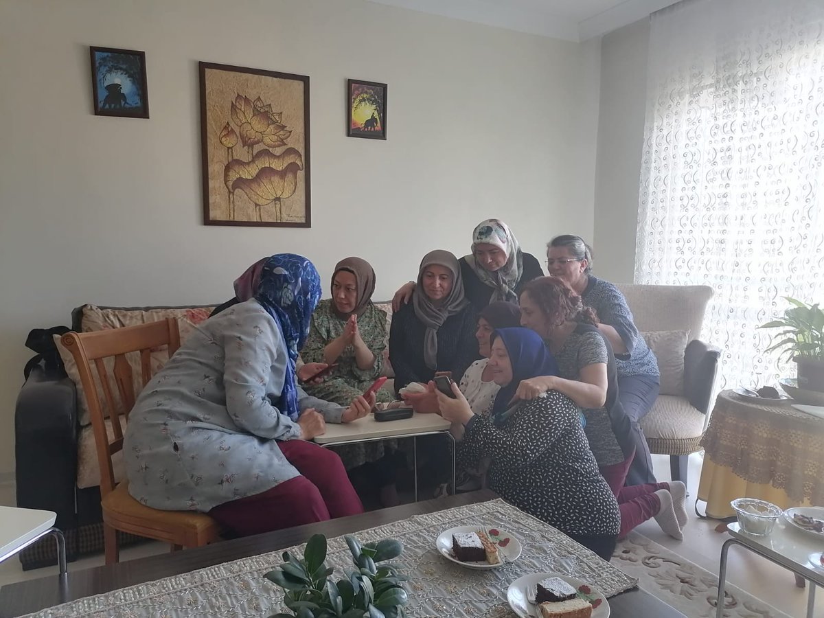 Kursiyer Teğmen anneleri sosyal
medyada adalet aramak ve çocuklarının
mağduriyetlerini anlatabilmek için
bu yaşta tweeter ve sosyal medya
kullanımı öğreniyorlar👍👏👏👏👏
#KursiyerTeğmenlereÖzgürlük