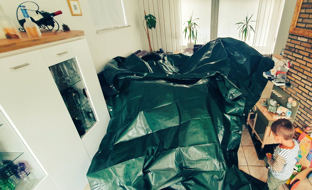 BlackoutPrepper's tweet photo. Wenn die mal Männer das Haus für sich haben, kann der #Geartest auch mal eine Höhle aus Tarps sein, die man mit Stirnlampe erkunden muss.
Kekse und Apfelschorle reichen als Notverpflegung übrigens vollkommen aus... behauptet zumindest der Zweijährige.
#Männerwochenende https://t.co/yYAm7EkkKL