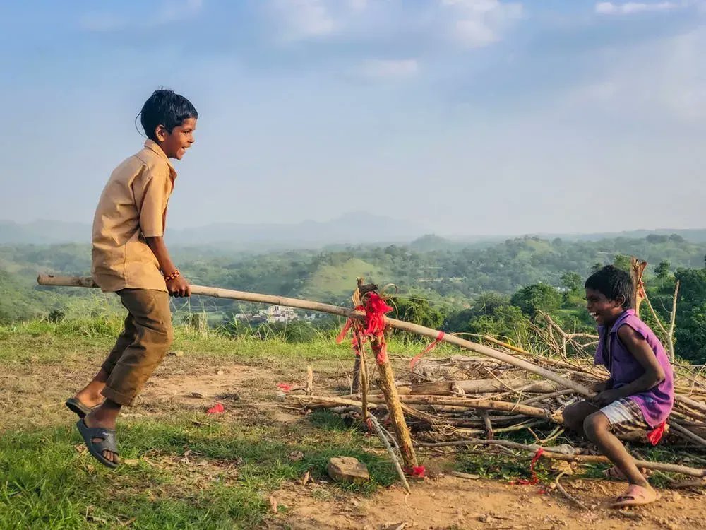 earlyplay's tweet photo. Risky play is really important for kids—all kids—because it teaches hazard assessment, it teaches delayed gratification, it teaches resilience, it teaches confidence. ~ Caroline Paul https://t.co/AUpZjbuPAh