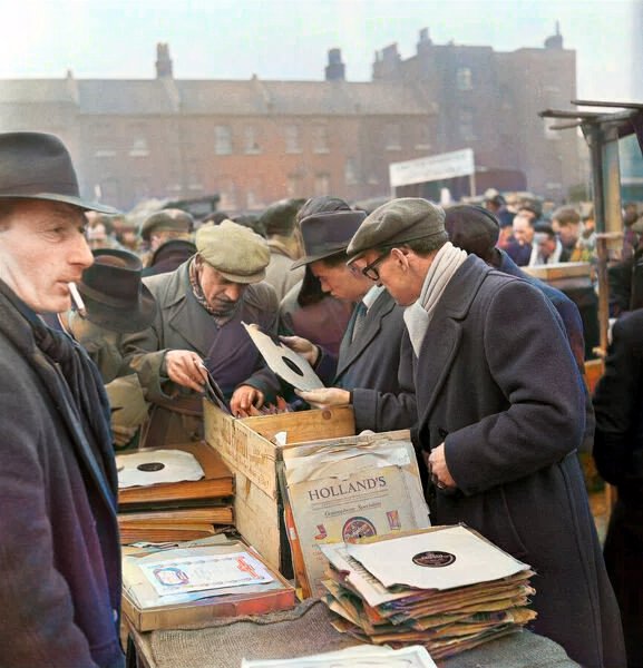 Knowledgepoint's tweet photo. Customers at the secondhand gramophone record stall at the flea market in Club Row, Bethnal Green, E1, London, 1st March 1955.
Slim Whitman achieved the best-selling single of 1955 with his recording of "Rose Marie" https://t.co/OCenZDlCk7