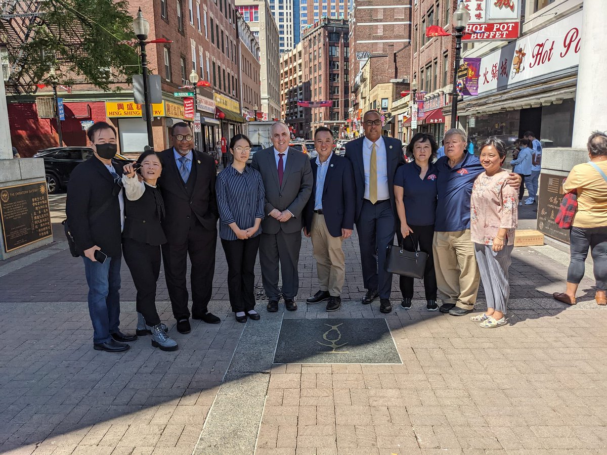 AndesWealth's tweet photo. Happy Mid-autumn Festival! 
The Asian Americans for Equal Rights @theAAER and @CALex_MA are proud to co-sponsor the event organized by Wilson &amp; Esther Lee of the Chinese American Heritage Foundation to distribute mooncakes to seniors citizens in Boston Chinatown. https://t.co/2HakElb3jG