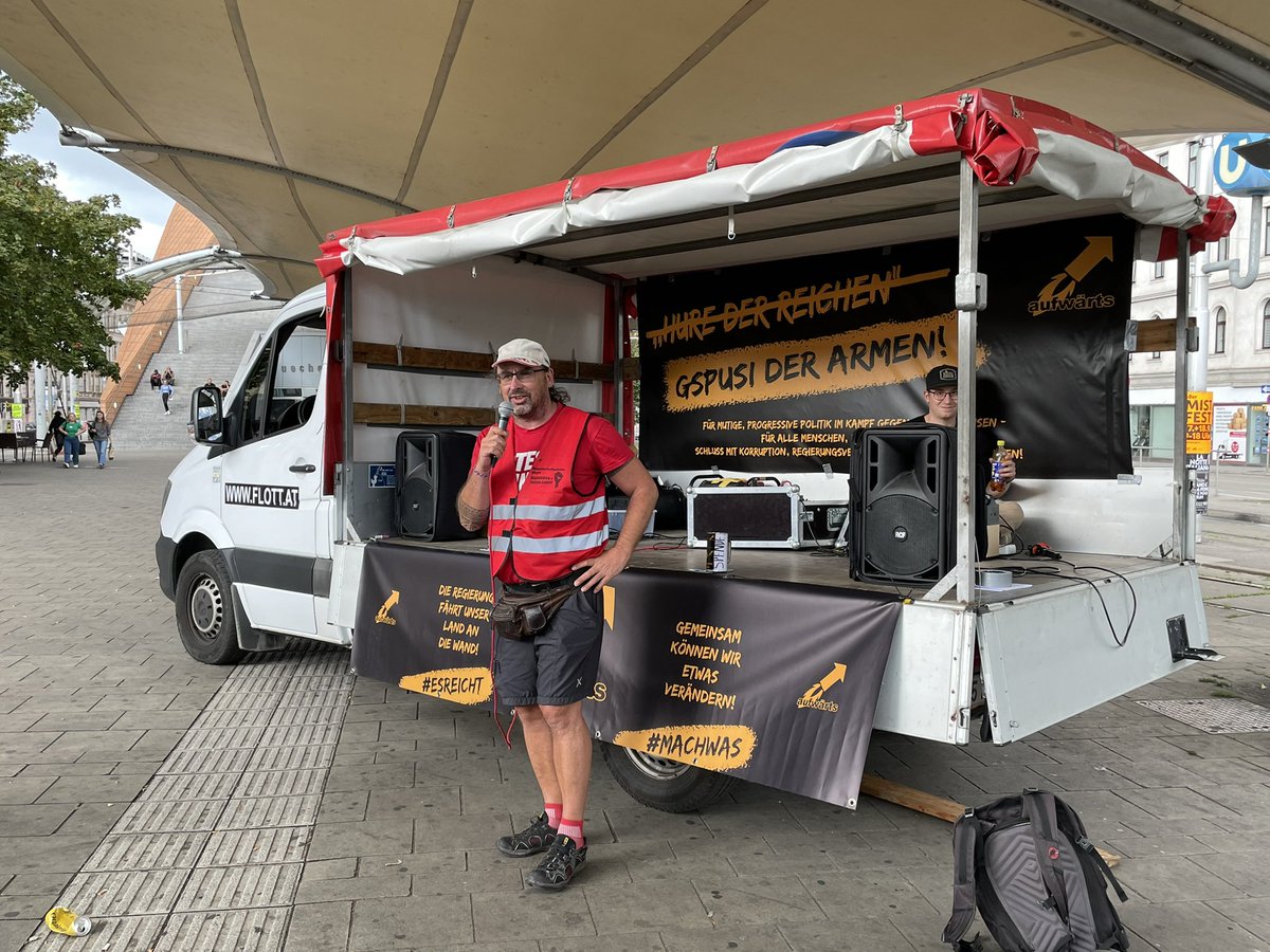 LandauDaniel's tweet photo. …#aufwaerts, zuvor am Urban Loritz in Wien
(ein Foto via @OtukaKarnerMSF 🙏😍)
@axel_magnus &amp; @HisGurkness 🙏👍👏 https://t.co/UnQNbh1JHV