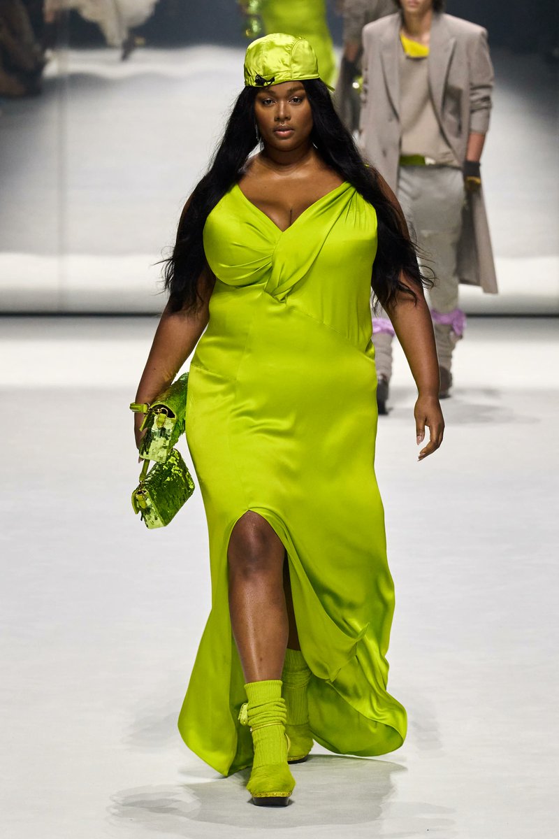 fiajeans's tweet photo. Contudo além da iconicidade do próprio desfile em si, ele foi apresentado colaborativamente com ninguém menos que Marc Jacobs, um dos maiores nomes da moda norte-americana junto a Kim Jones com resultados bem melhores que a colaboração com a Versace na desastrosa #Fendace. https://t.co/HUwwKOjY4q