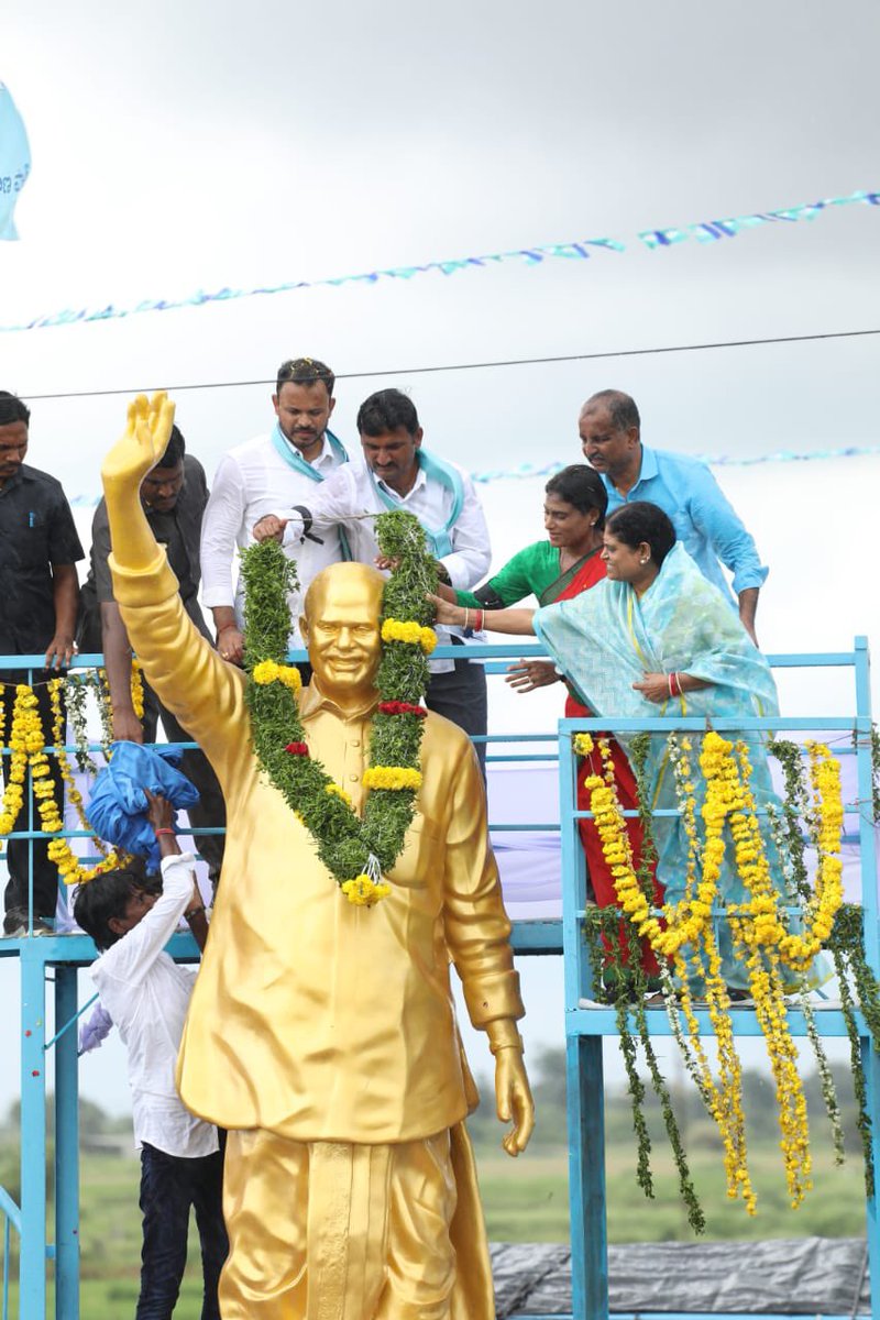PittaRamReddy's tweet photo. #Day148 వనపర్తి జిల్లా | దేవరఖద్ర నియోజక వర్గం*
-. 2000KM పాదయాత్ర ముగించుకొని ఈ కొత్తకోట కి వచ్చాను
-. అభిమానం చూపిన ప్రతి ఒక్కరికీ మనస్పూర్తిగా కృతఙ్ఞతలు
-. YSR ఇంకా మీ గుండెల్లో బ్రతికే ఉన్నారు
-. నాయకుడు అంటే #YSR - ⁃ షర్మిలక్క #2000kms #yssharmila #ysrtelangana https://t.co/n5D7VDZOb8