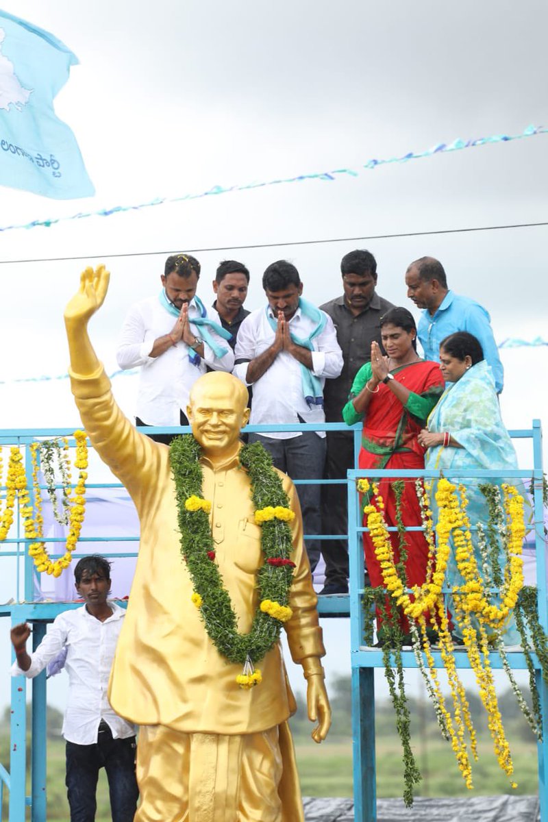 PittaRamReddy's tweet photo. #Day148 వనపర్తి జిల్లా | దేవరఖద్ర నియోజక వర్గం*
-. 2000KM పాదయాత్ర ముగించుకొని ఈ కొత్తకోట కి వచ్చాను
-. అభిమానం చూపిన ప్రతి ఒక్కరికీ మనస్పూర్తిగా కృతఙ్ఞతలు
-. YSR ఇంకా మీ గుండెల్లో బ్రతికే ఉన్నారు
-. నాయకుడు అంటే #YSR - ⁃ షర్మిలక్క #2000kms #yssharmila #ysrtelangana https://t.co/n5D7VDZOb8