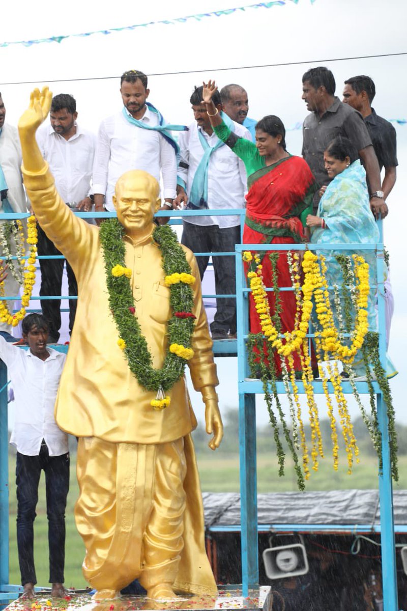 PittaRamReddy's tweet photo. #Day148 వనపర్తి జిల్లా | దేవరఖద్ర నియోజక వర్గం*
-. 2000KM పాదయాత్ర ముగించుకొని ఈ కొత్తకోట కి వచ్చాను
-. అభిమానం చూపిన ప్రతి ఒక్కరికీ మనస్పూర్తిగా కృతఙ్ఞతలు
-. YSR ఇంకా మీ గుండెల్లో బ్రతికే ఉన్నారు
-. నాయకుడు అంటే #YSR - ⁃ షర్మిలక్క #2000kms #yssharmila #ysrtelangana https://t.co/n5D7VDZOb8