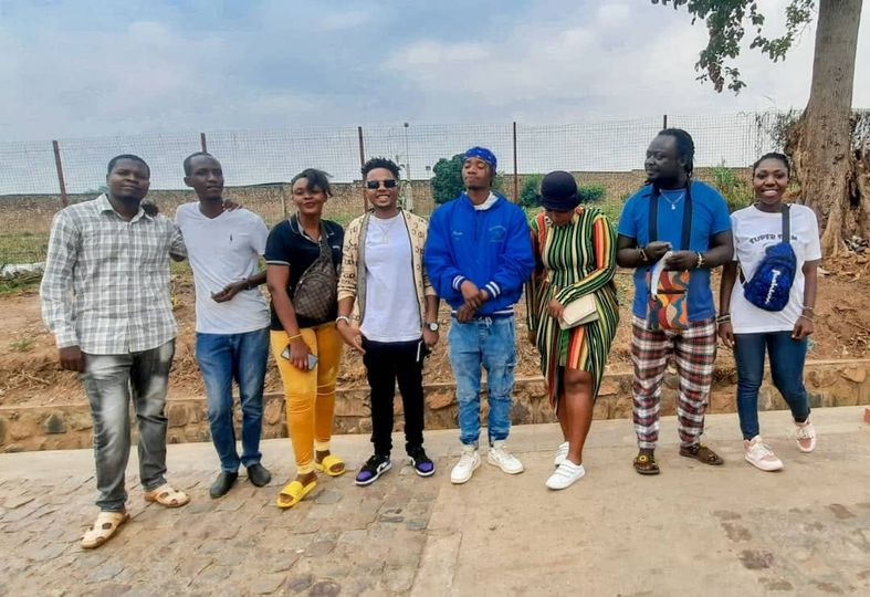 MagazineJimbere's tweet photo. 👏🏽 Des artistes et journalistes ont visité ce 10/09, la star @olg_olegue, incarcéré à la prison centrale de Mpimba depuis avril 2022

🎙️ "Notre visite vise à le réconforter et lui témoigner un soutien de fraternité", le journaliste @irambona_nova https://t.co/SQkPqac3pn

#Burundi https://t.co/OM7kLnhIwo