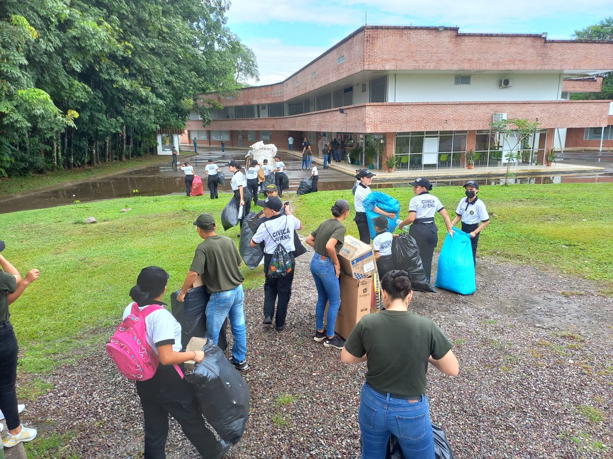 PoliciaVillavo's tweet photo. Nuestros uniformados de la @PoliciaColombia, adelantaron con el apoyo de los niños del programa Cívica Infantil y juvenil una didáctica jornada de sensibilización y orientación en el ejercicio del reciclaje al interior del complejo castrense. #YoProtejoElAmbiente https://t.co/Y0fJwCiQLA