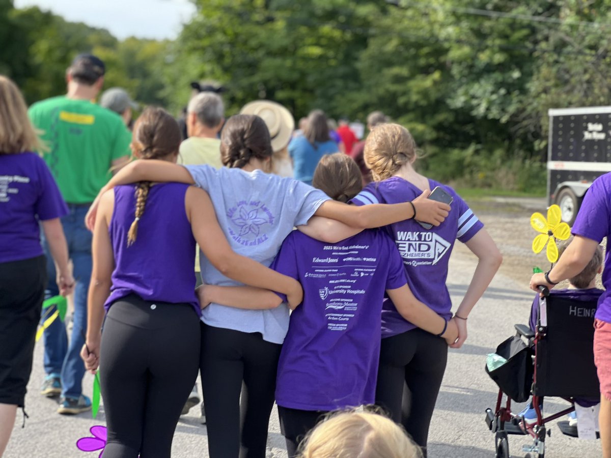 Got to hang with some Hornets supporting a great cause today.  Thank you for walking to #ENDAlz at <a href="/LakeMetroparks/">Lake Metroparks</a> Farm Park girls! 💜🐝 #hornetpride <a href="/alzassociation/">Alzheimer's Association</a> <a href="/AlzCleveland/">Alzheimers Cleveland</a>