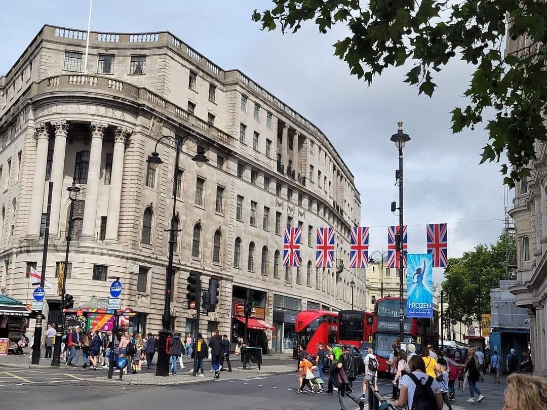 LuRussiaCain's tweet photo. London has been wonderful!!! 🇬🇧
#DrLuRussia #London https://t.co/myNMK0XdLn