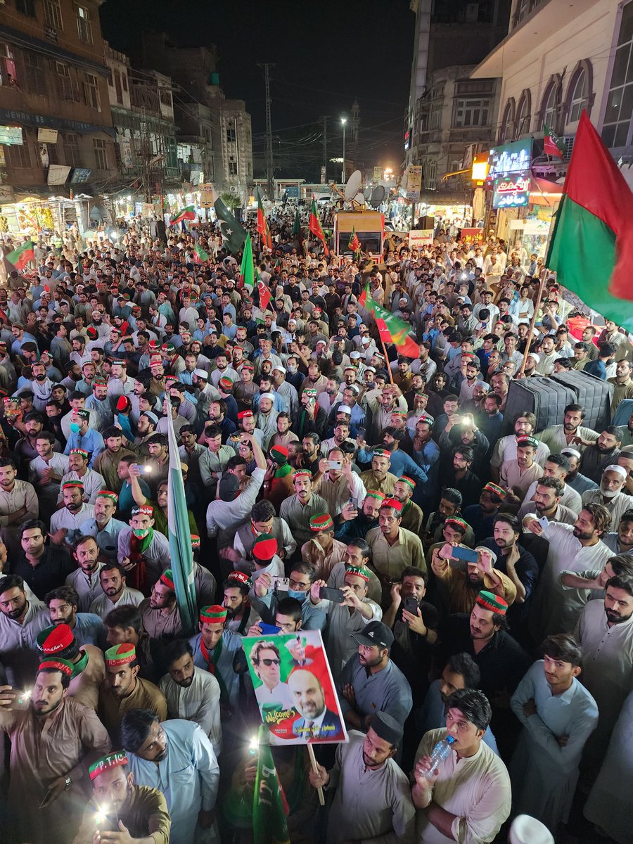 Jhagra's tweet photo. Imran Khan is our red line. 
Minus One, Absolutely Not. 
Peshawar right now. Another few thousand bricks in Imran Khan's wall.
#MinusOneNaManzoor
#IStandWithImranKhan https://t.co/vYSUpQ3lYp