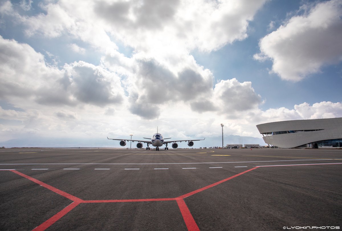 Lyokin_com's tweet photo. Dünən Zəngilan aeroportuna AZAL aviaşirkətinin ən böyük hava gəmisi texniki uçuş həyata keçirdi
Bu mühüm hadisənin şahidi olmaq isə mənə nəsib oldu
Aeroport açılışa fəal şəkildə hazırlaşır
#Azerbaijan #zangilan https://t.co/uGl9CcKHb8