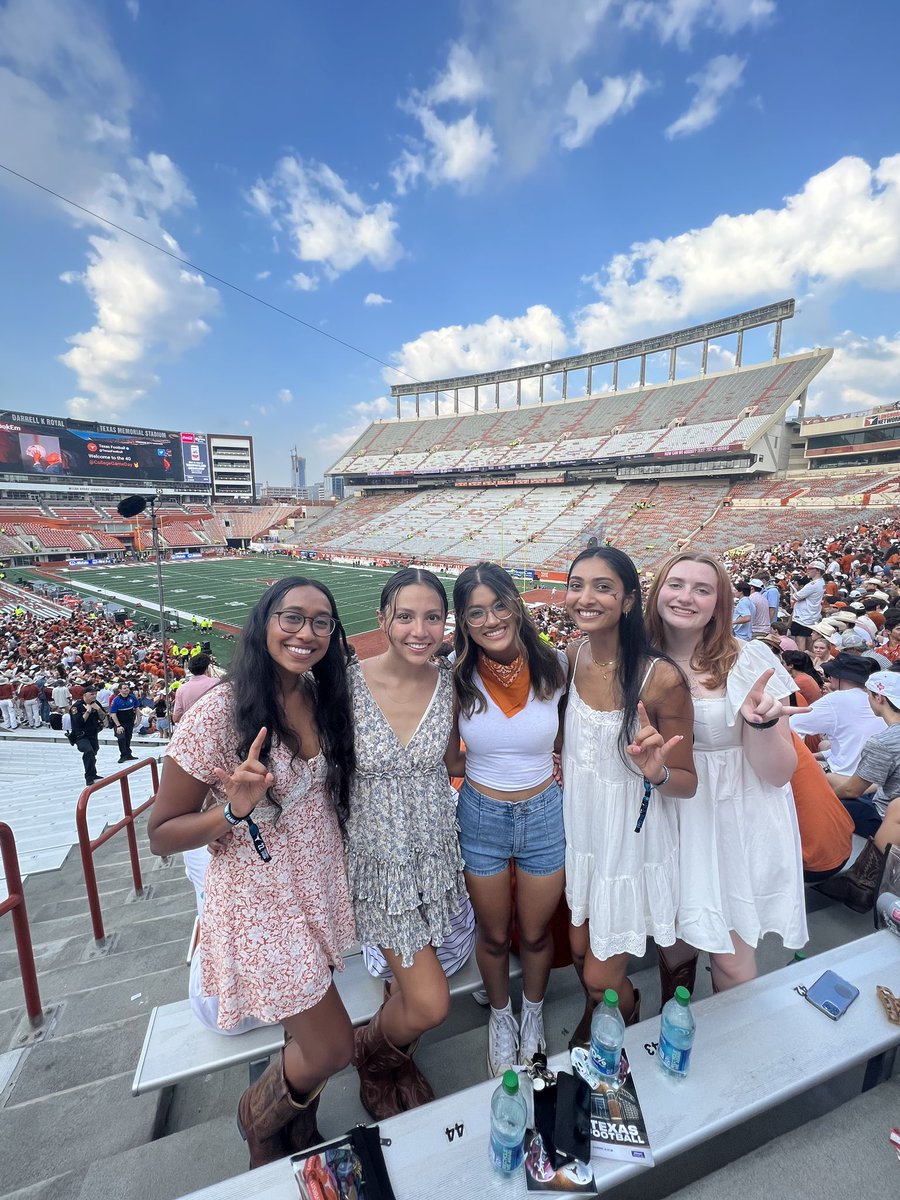 misbahvelji's tweet photo. ITS GAME DAY BABYYYY #HookEm https://t.co/J1GSW9a9dI