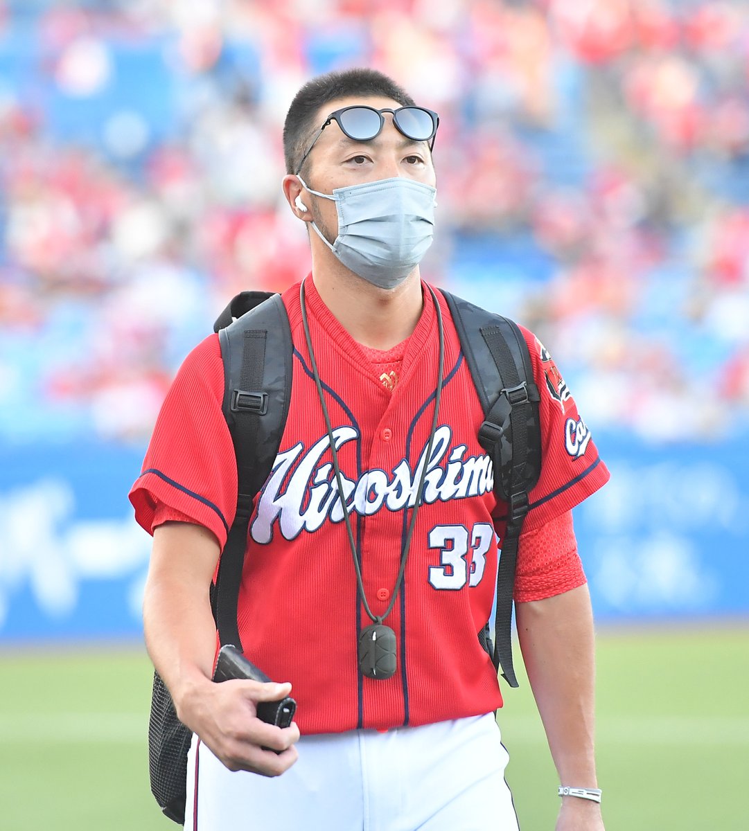 サングラスを頭に掛けてグラウンド入りする広島・菊池涼介 #carp #菊池