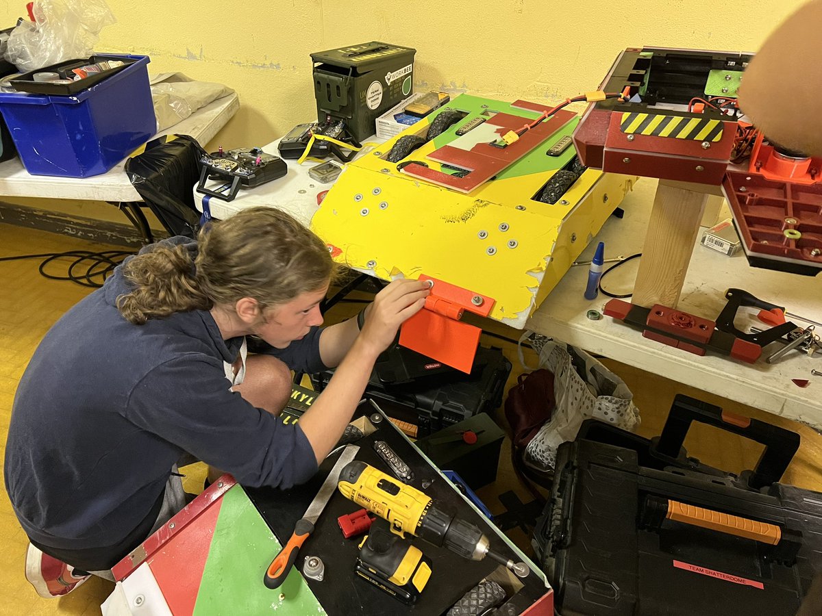 TeamShatterdome's tweet photo. Pit stop repairs to Killdozer and Rambulance @extremerobots #extremerobots https://t.co/2vDFk4CGlY
