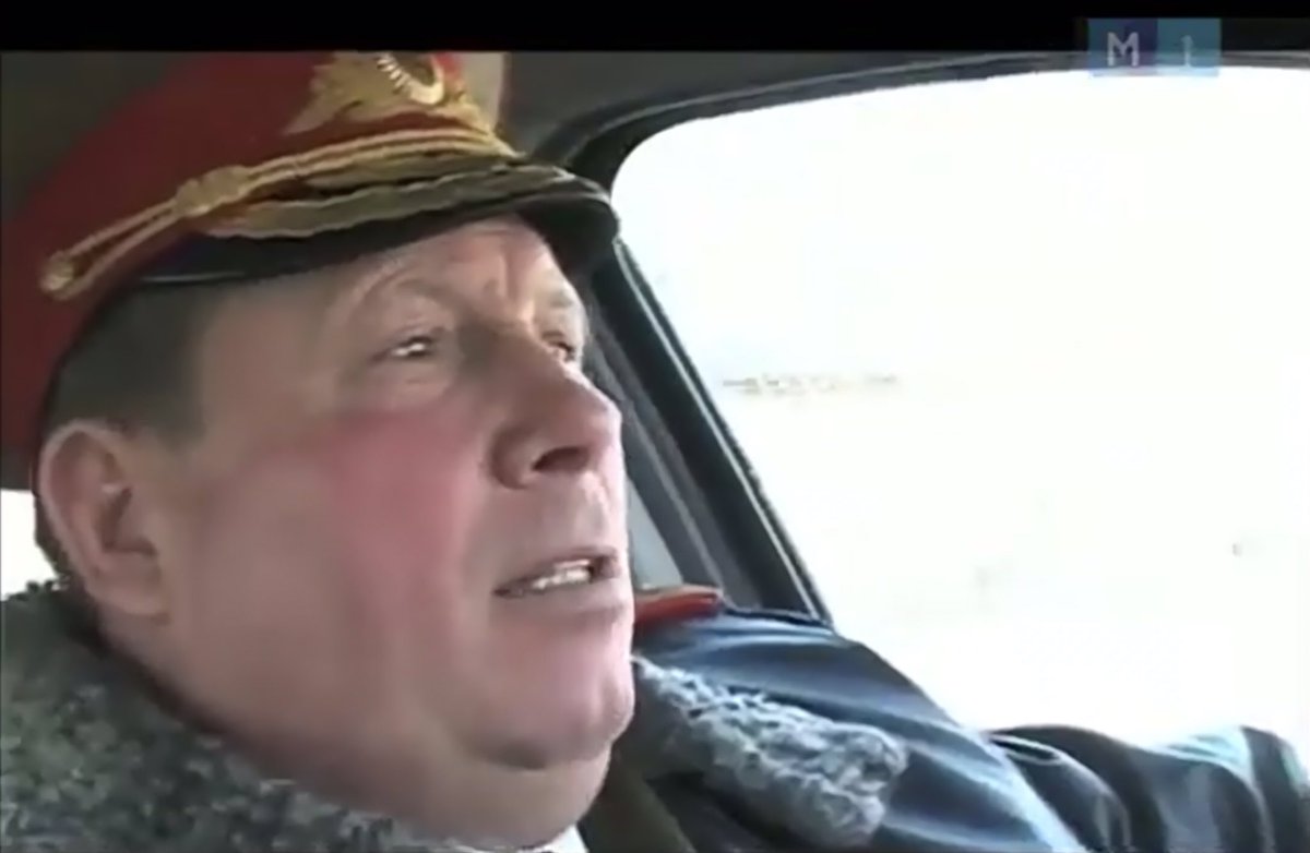 comradecuong's tweet photo. This Moldovan General wearing the Soviet Style “Фуражка” with the Socialist Romania Style “Snur” or Chin Cord in English 😃🇲🇩😎
#Moldova #Moldovei
#VisorCap #Фуражка
#PlattePet #군대정모
#PeakedCap #Кашкети
#制帽 #大盤帽
#Cascheta #Schirmmütze
#Casquettes #Sapka
#Czapka #Kappe https://t.co/KNK3UB6REL