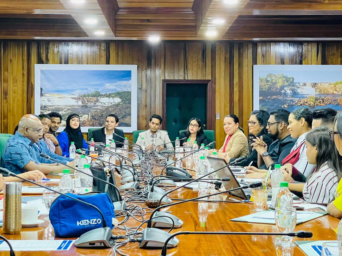 Youth are asking for a place at the table, to have a voice in decision making. 

In Guyana 🇬🇾 I saw this in practise! 

Was delighted to interact with President @DrMohamedIrfaa1’s Youth Advisory Council, and speak about my initiatives to empower youth during my #PresidencyOfHope