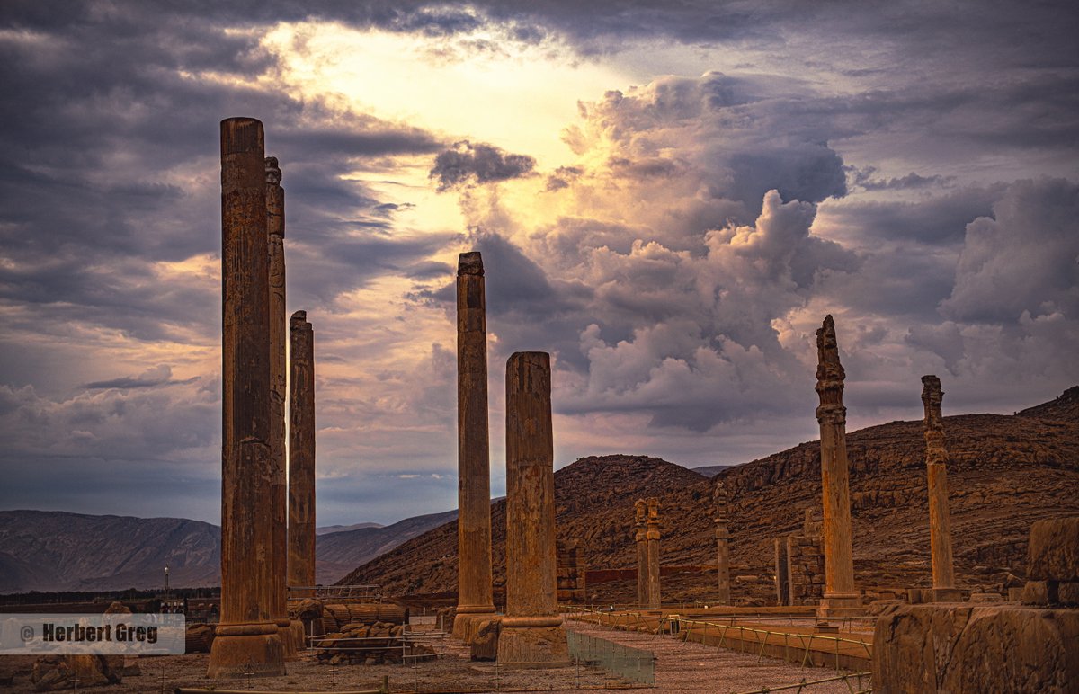 herbertgreg8's tweet image. تخت جمشید رو دوست داشتم و زمانی که شناختمش عاشقش شدم
همیشه تو این فکر بودم چرا هیچ عکسی از تخت جمشید که با تخیل من سازگار باشه نمی بینم
باور داشتم که نباید با فوتو شاپ این کار رو کرد پس توی تخت جمشید زندگی کردم تا زمان مناسب طبیعت تخیل منو خلق کنه و من ثبت کنم
این یکی ازلحظه هاست