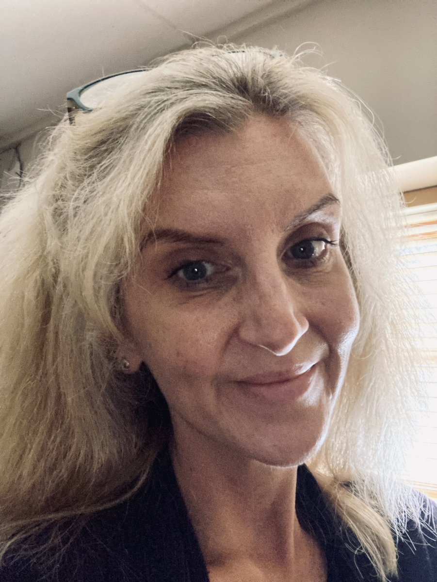 comedyloulou's tweet photo. Eyebrows tidied. Lashes tinted. 4.30 wake up call tomorrow. Watching more of #fivebedrooms did I mention how good it was? 😊 Then early night for this old bird…#SaturdayNight #prejob #actorslife #norestforthewicked https://t.co/1t6X2cw530