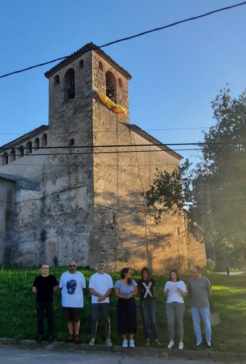 allobet4's tweet photo. Lectura del manifest de l'ACM per la Diada, desplegament de l'estelada des del campanar de l'església i Cant dels Segadors. Bona Diada Nacional i Visca Catalunya! #SemprehiSom  #RegidorsKm0 #JuntsperGuardiola #SSGuardiola #Bages #Catalunya #11S2022 https://t.co/LbEYN55vjj