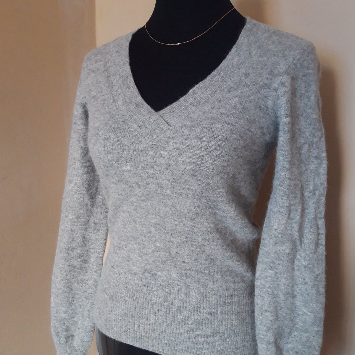 wtsdeclutter's tweet photo. wts | lfb pre-loved clothes knitted long sleeves 

Knitted Long Sleeves 
- for 299
- can fit to small-medium size 
- used twice only
- fit vv complementing body
- can reply mine or dm me https://t.co/21LWOTDfmo