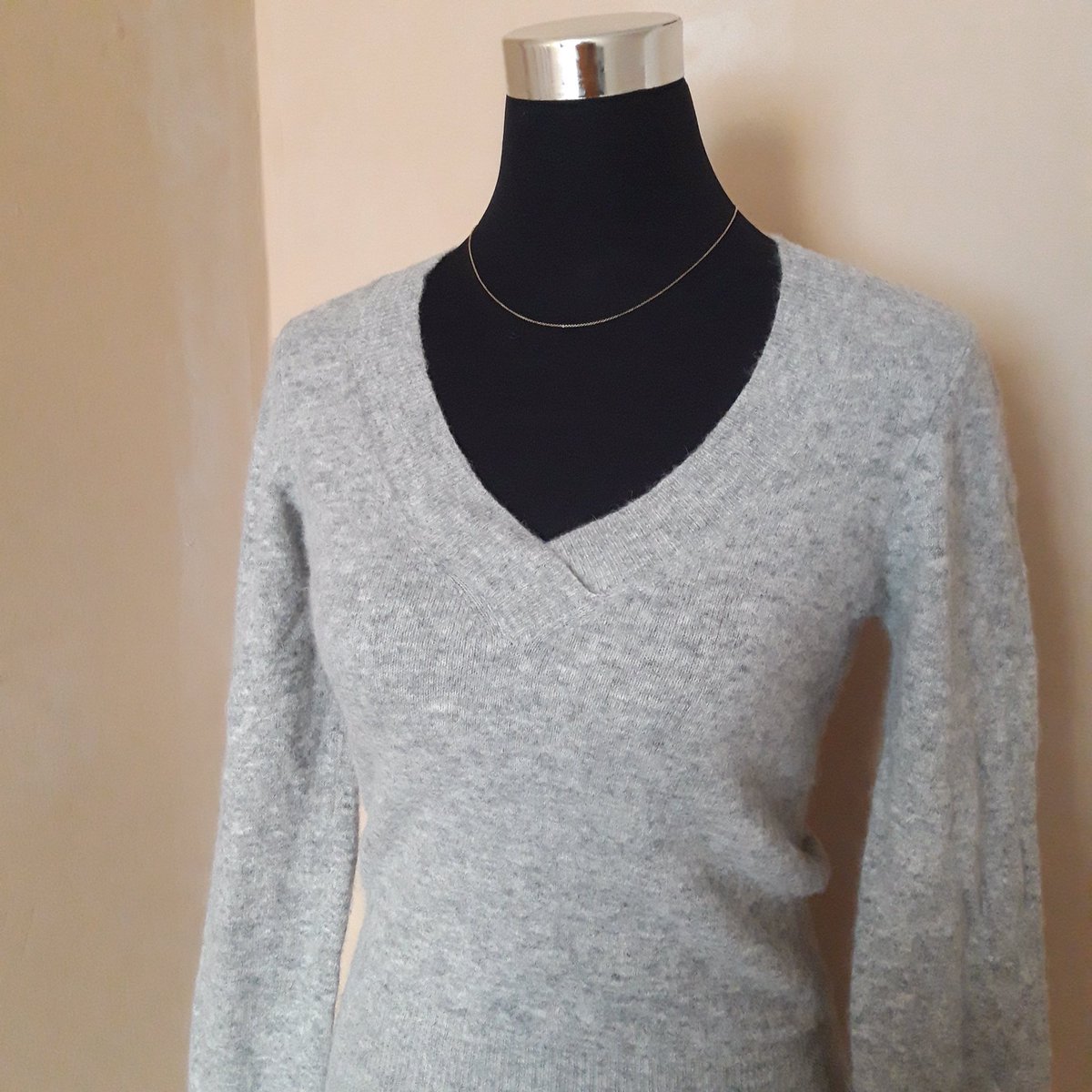 wtsdeclutter's tweet photo. wts | lfb pre-loved clothes knitted long sleeves 

Knitted Long Sleeves 
- for 299
- can fit to small-medium size 
- used twice only
- fit vv complementing body
- can reply mine or dm me https://t.co/21LWOTDfmo