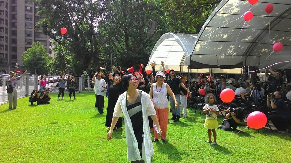 #十月主題活動
做伙來舞東舞西、跳甲淡loklok 好無？
10/15@台北
forms.gle/hSXgJLEmwdpviB…
汝咁 bat 歡喜甲跳起來？咁 bat 氣甲拳頭母 tēⁿ ân ân？
身體是一世人性命 ê 載體、不nā 是咱徙動勞動 ê 家私、身體閣承擔咱 ê 喜樂艱苦甲委屈。
身體 chiahnī 重要、咱咁知影 ánchóaⁿ 甲身體好好仔鬥陣？