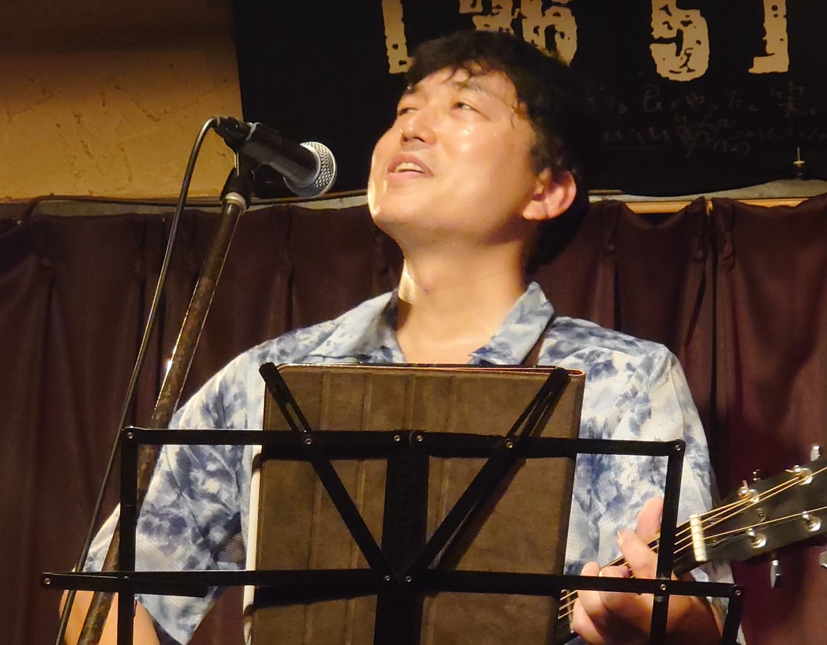 ryura1221's tweet photo. KAZU×きゃずpresents
smile music tree vol.16
@幡ヶ谷36°5
心あたたまる素敵なお時間でした。
#松山テルオ さん、#satem さん、#春山弘臣 さん、皆様、とっても耳心地の良い歌声と音楽、癒されました。
#KAZU さんの観応え聴き応えあるCajon、いつもと雰囲気の違うやさしさ、ありがとうございました♪ https://t.co/25kHs0uxQ4