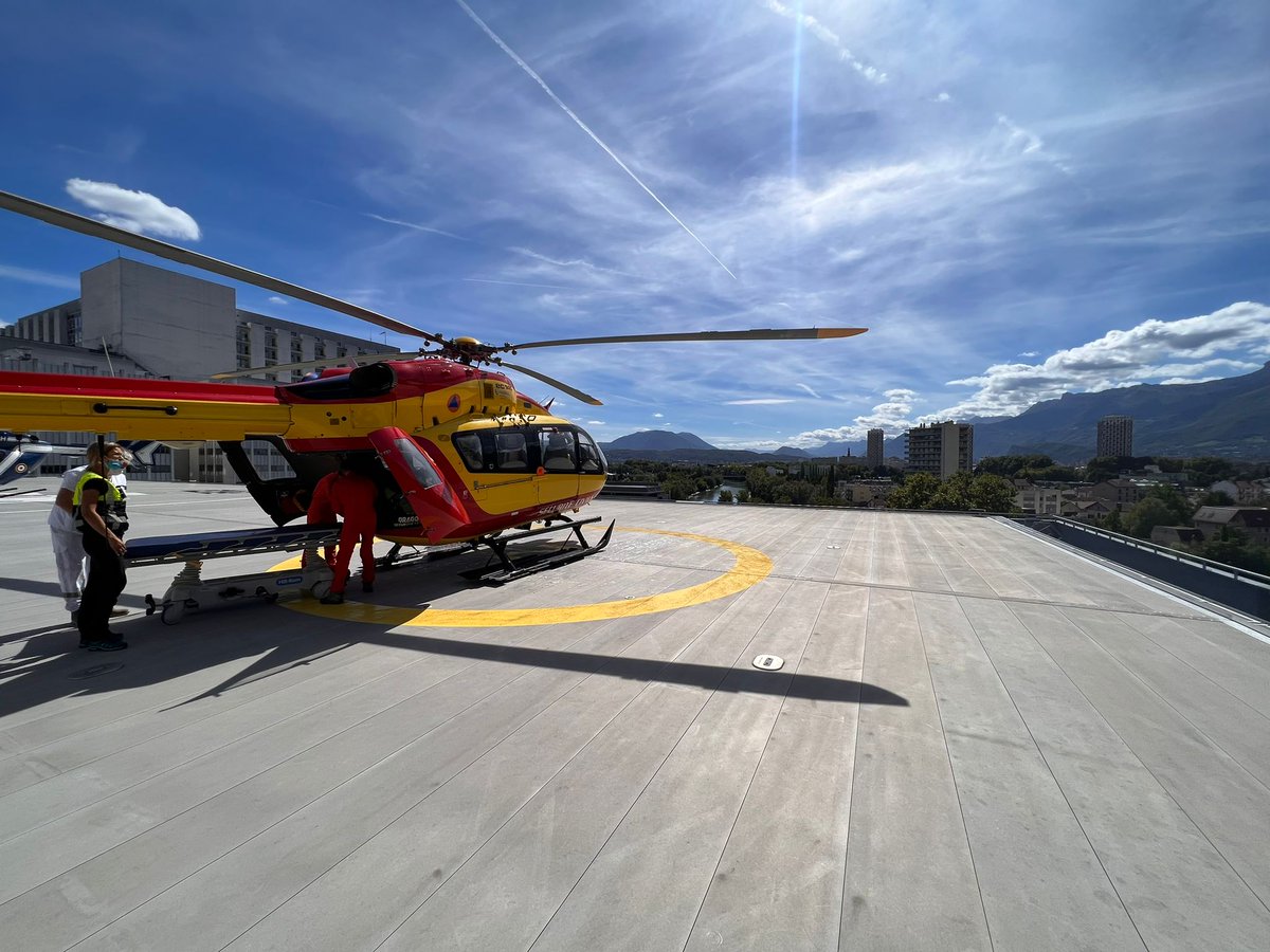SAMU74's tweet photo. Coopération territoriale et interservices pour orienter au mieux les patients polytraumatisés sévères dans le Réseau Nord Alpin des Urgences @RE_NAU @SAMUdeL_Isere @CHU_Grenoble #SAMU38 #SAMU74 @HopAnnecyStJu https://t.co/X9FbWmlrac