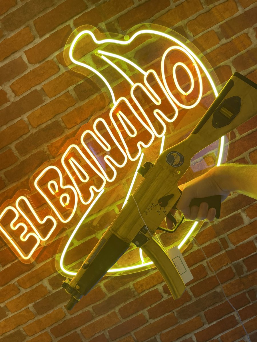 ElBanaNo0's tweet photo. Que bonito es que en tu camino te cruces con gente así , GRACIAS @undergr0und1975 por todo !!🍌 
Un placer poder conocerte en persona https://t.co/X3GyJJiY6s