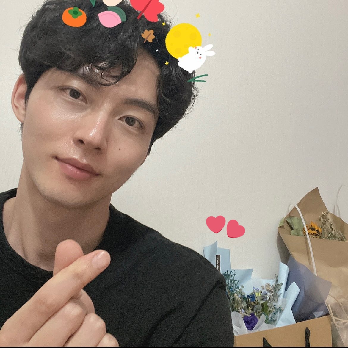 wHOLYRAINw's tweet photo. 추석 잘 보내~라고 쓰려다가 뒤에 꽃다발 보고 입틀막한 여성됨... 내 꽃다발을..🥲 히잉🥲🥲🥲 https://t.co/1Psq25DEI0