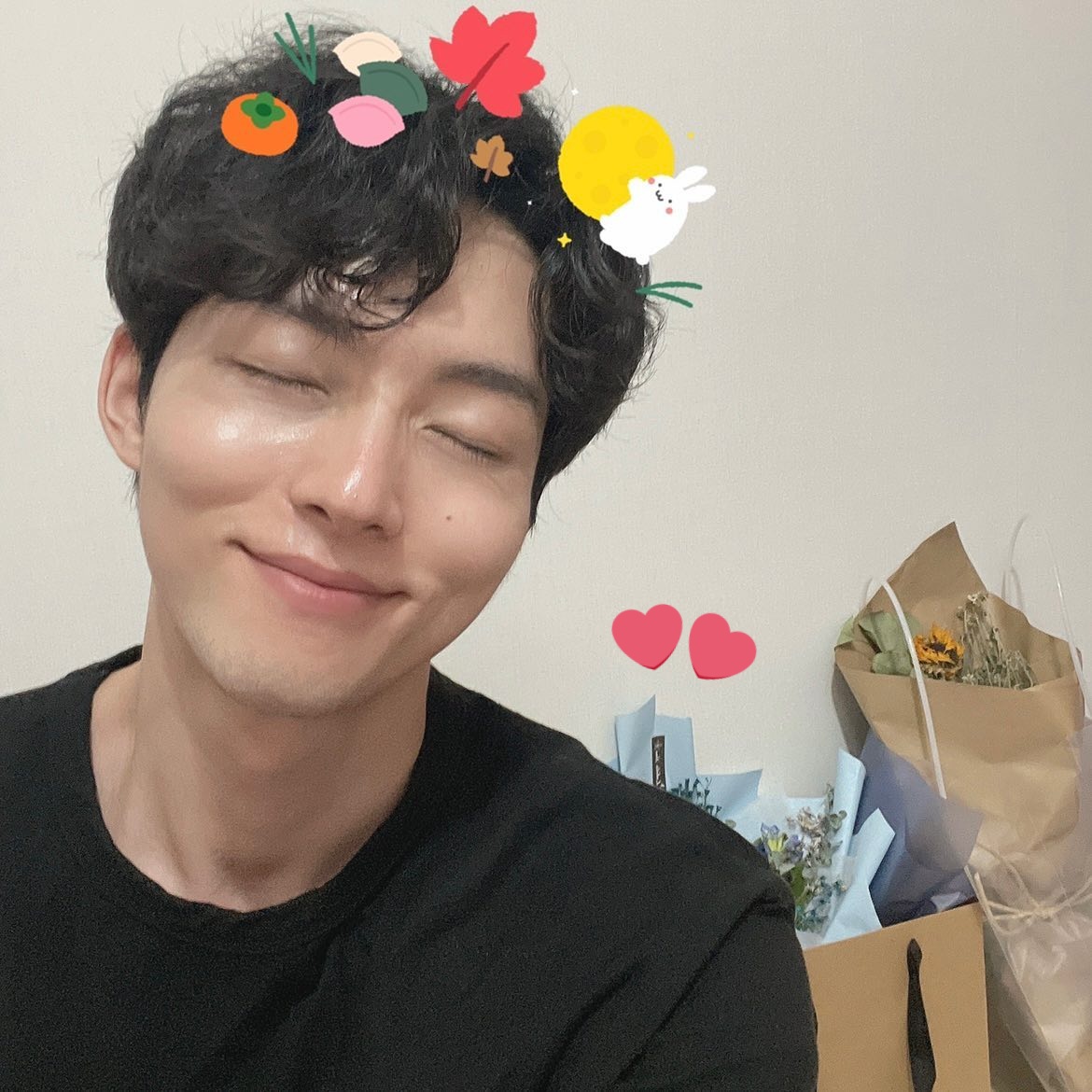 wHOLYRAINw's tweet photo. 추석 잘 보내~라고 쓰려다가 뒤에 꽃다발 보고 입틀막한 여성됨... 내 꽃다발을..🥲 히잉🥲🥲🥲 https://t.co/1Psq25DEI0