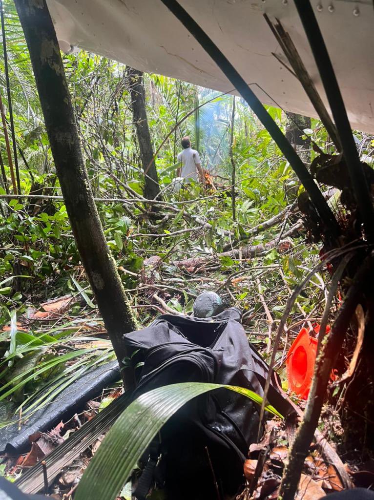Sneydertv's tweet photo. ¡Un milagro!
Un piloto ileso y una enfermera con fractura en un brazo y múltiples lesiones, fueron rescatados por @FuerzaAereaCol tras caer en medio de la selva del Guainía el avión Cessna en el que viajaban. La aeronave tuvo fallas en el combustible y se precipitó a tierra. https://t.co/zFQYGmwiN4