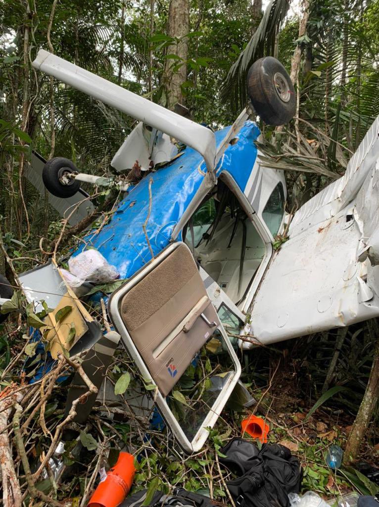 Sneydertv's tweet photo. ¡Un milagro!
Un piloto ileso y una enfermera con fractura en un brazo y múltiples lesiones, fueron rescatados por @FuerzaAereaCol tras caer en medio de la selva del Guainía el avión Cessna en el que viajaban. La aeronave tuvo fallas en el combustible y se precipitó a tierra. https://t.co/zFQYGmwiN4