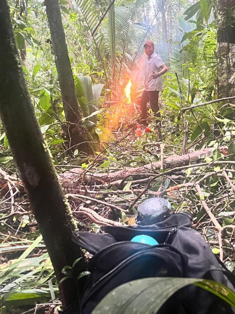 Sneydertv's tweet photo. ¡Un milagro!
Un piloto ileso y una enfermera con fractura en un brazo y múltiples lesiones, fueron rescatados por @FuerzaAereaCol tras caer en medio de la selva del Guainía el avión Cessna en el que viajaban. La aeronave tuvo fallas en el combustible y se precipitó a tierra. https://t.co/zFQYGmwiN4