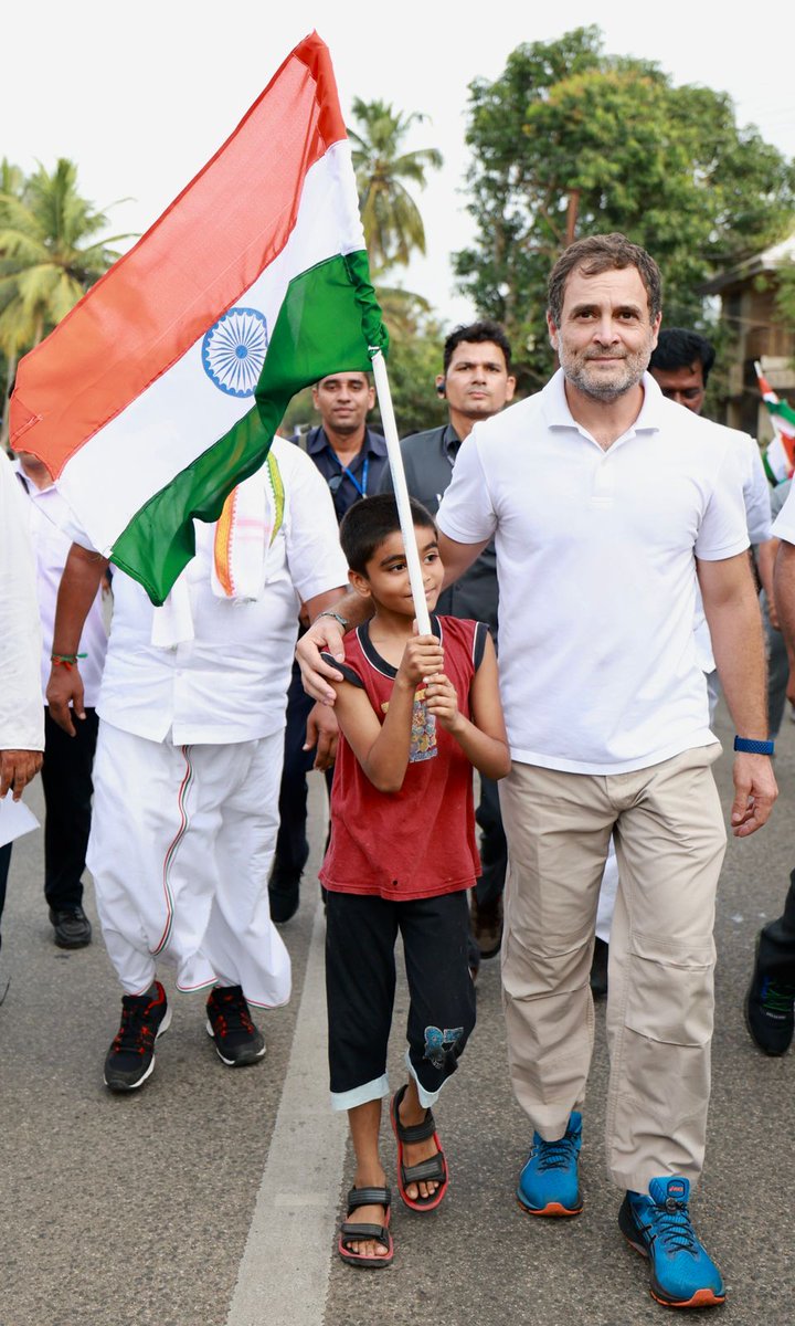 bharatjodo's tweet image. Under the Tiranga,
waving in the sky,
we stride to unite India,
with heads held high.
 
#BharatJodoYatra