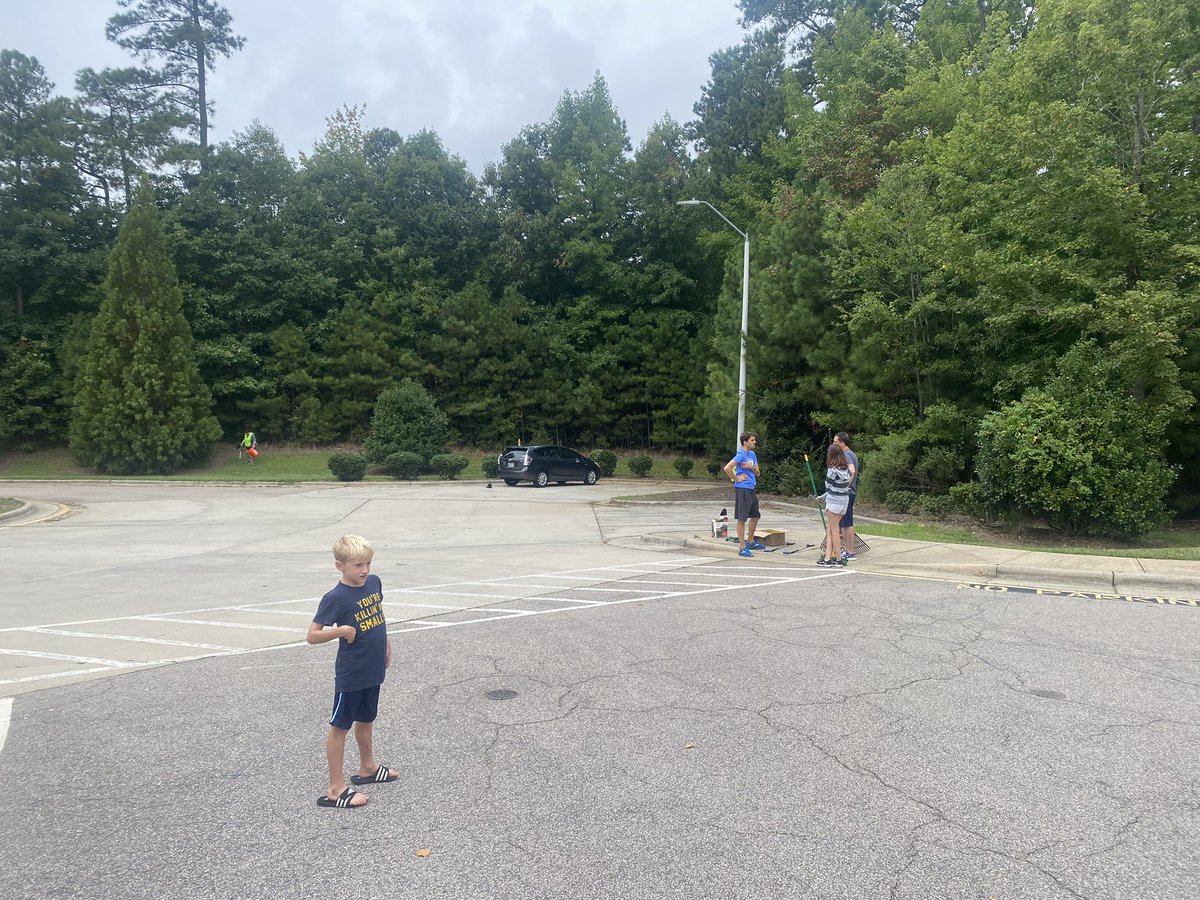 ted_thudson80's tweet photo. Thank you to all the @SycamoreCreekES volunteers who came out for our day of service. It was great to see former and current crocs putting in time clean up our campus. Tuck had fun cleaning up his old school! #onceacrocalwaysacroc @kwendover8 sighting! @PTA_SCES @underwoodgtm https://t.co/i7fUh5LFtd