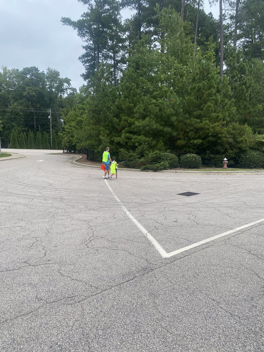ted_thudson80's tweet photo. Thank you to all the @SycamoreCreekES volunteers who came out for our day of service. It was great to see former and current crocs putting in time clean up our campus. Tuck had fun cleaning up his old school! #onceacrocalwaysacroc @kwendover8 sighting! @PTA_SCES @underwoodgtm https://t.co/i7fUh5LFtd