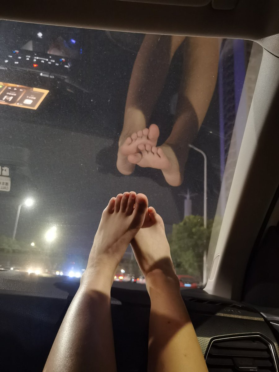 YY86757's tweet photo. 小飞脚来咯哦～
中秋快乐～
#舔脚 #舔足 #脚控 #足控 #恋足 #美脚 #美足 #足交 #裸足 #足底 #脚底 #恋足癖 #脚丫  #jiojio https://t.co/AGmEzLeAEu