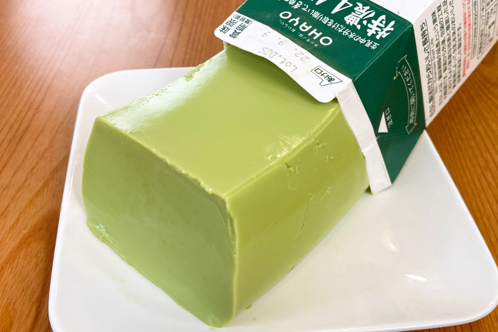 牛乳パックを使って簡単調理。つるんと「抹茶プリン」。