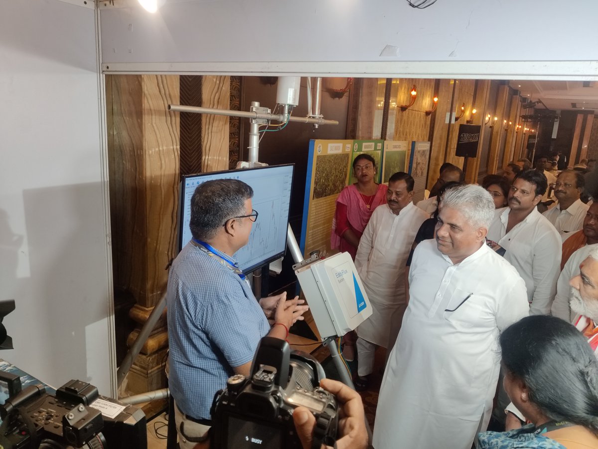 Ncscm_Moefcc's tweet photo. Hon’ble Minister MoEFCC Shri Bhupender Yadav and MoS Shri Ashwini Kumar Choubey interacted with the scientists of NCSCM on technological advancement for real-time measurements for GHG emission assessment.
@moefcc @UNDP_India @theGCF
#greenhousegases #realtimemeasurements https://t.co/aEqVodX4Q2