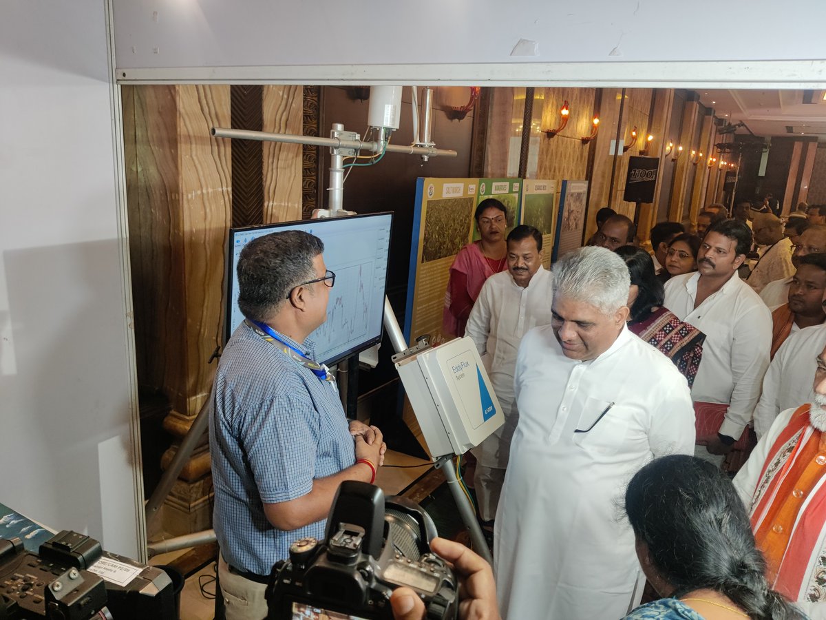 Ncscm_Moefcc's tweet photo. Hon’ble Minister MoEFCC Shri Bhupender Yadav and MoS Shri Ashwini Kumar Choubey interacted with the scientists of NCSCM on technological advancement for real-time measurements for GHG emission assessment.
@moefcc @UNDP_India @theGCF
#greenhousegases #realtimemeasurements https://t.co/aEqVodX4Q2