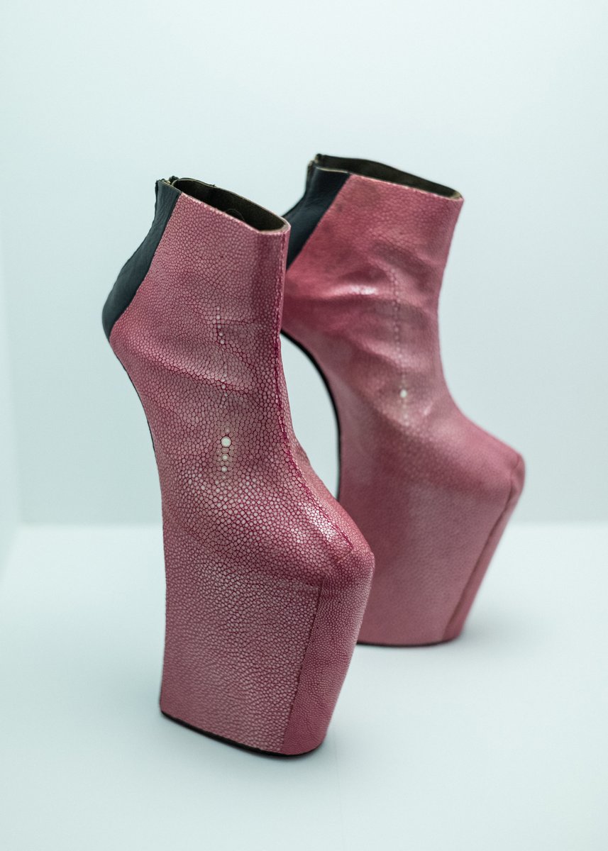 tatehanastudio's tweet photo. Actually, #NORITAKATATEHANA celebrated its 12th anniversary last month in August!
The image is the first pair of #heellessshoes and was presented at the graduation project. And #LadyGaga's first pair was also in this shape!
#avantgardefashion https://t.co/9TNB6PoaLG