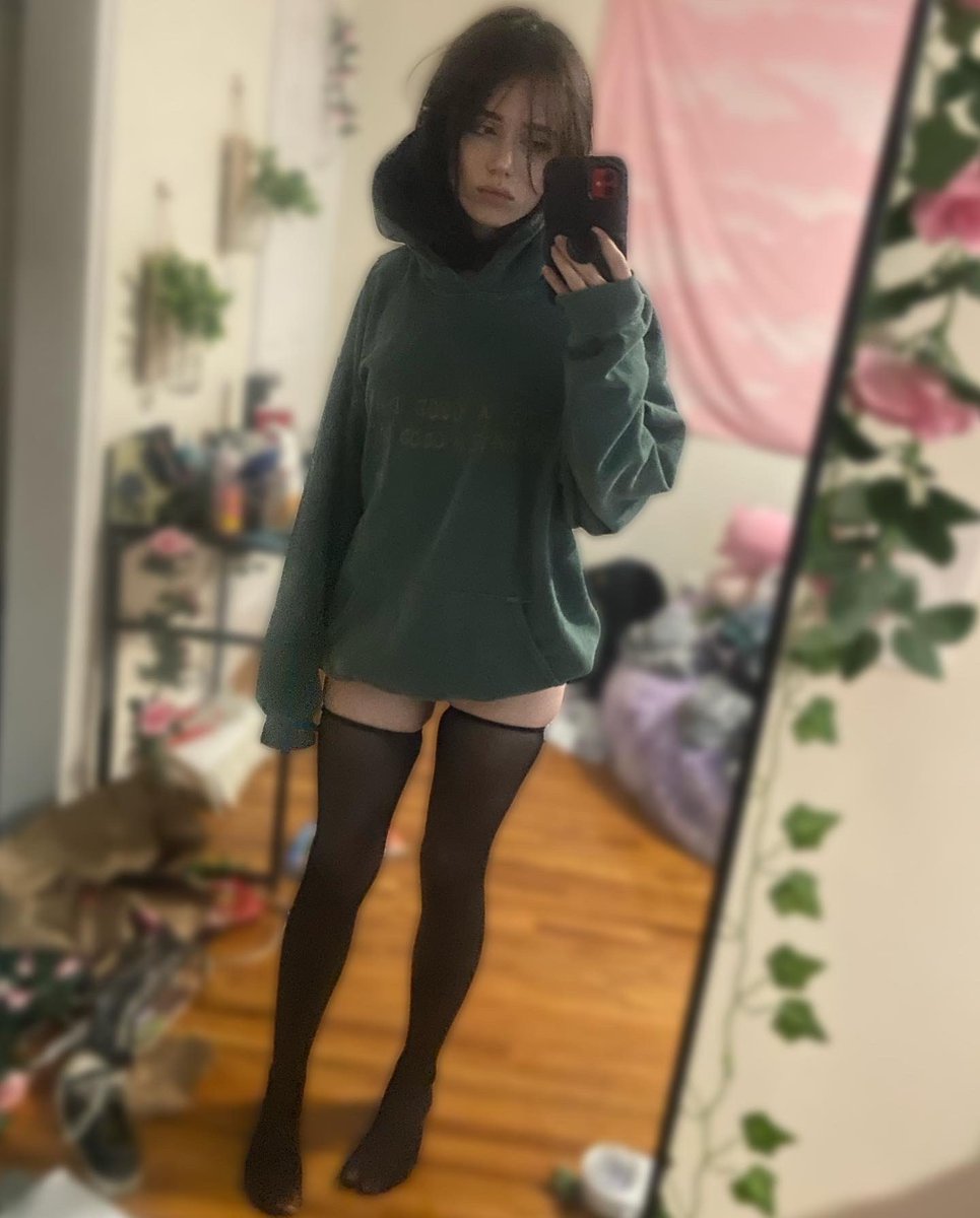 livof18's tweet photo. RT if you’d cum to me 🤔 https://t.co/tK1821opN0