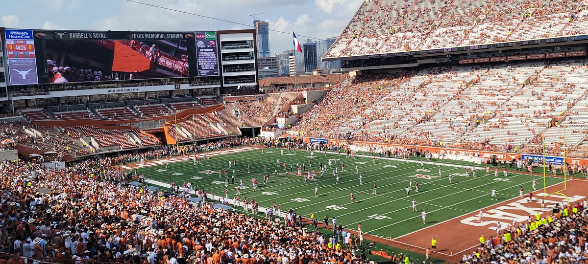 bigrobdIII's tweet photo. #inthabuilding @RudyJay_star Let's go Texas!! We got this! @TexasFootball @TexasLonghorns #BeatBAMA https://t.co/pSswRXmHAb