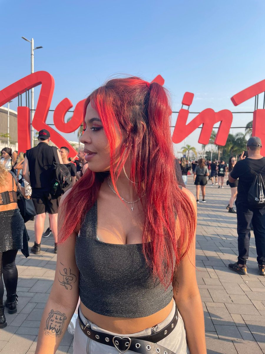 sleepingwmoon's tweet photo. é sobre uma emo realizada no melhor dia de rock in rio junto de bons amigos e uma fatura grande pro mês que vem pra pagar 🙏❤️🔥🥺 #rockinrio #GreenDayNoRockInRio #AvrilLavigneNoRockInRio #FallOutBoyNoRockInRio #FresnoNoRockInRio https://t.co/HlsLIwrAPH
