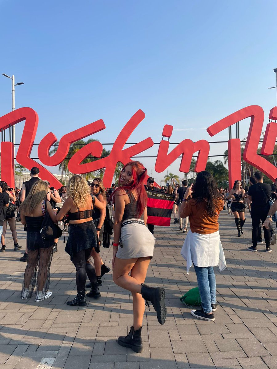 sleepingwmoon's tweet photo. é sobre uma emo realizada no melhor dia de rock in rio junto de bons amigos e uma fatura grande pro mês que vem pra pagar 🙏❤️🔥🥺 #rockinrio #GreenDayNoRockInRio #AvrilLavigneNoRockInRio #FallOutBoyNoRockInRio #FresnoNoRockInRio https://t.co/HlsLIwrAPH