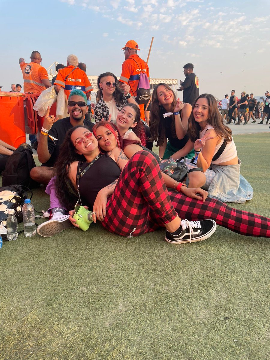 sleepingwmoon's tweet photo. é sobre uma emo realizada no melhor dia de rock in rio junto de bons amigos e uma fatura grande pro mês que vem pra pagar 🙏❤️🔥🥺 #rockinrio #GreenDayNoRockInRio #AvrilLavigneNoRockInRio #FallOutBoyNoRockInRio #FresnoNoRockInRio https://t.co/HlsLIwrAPH
