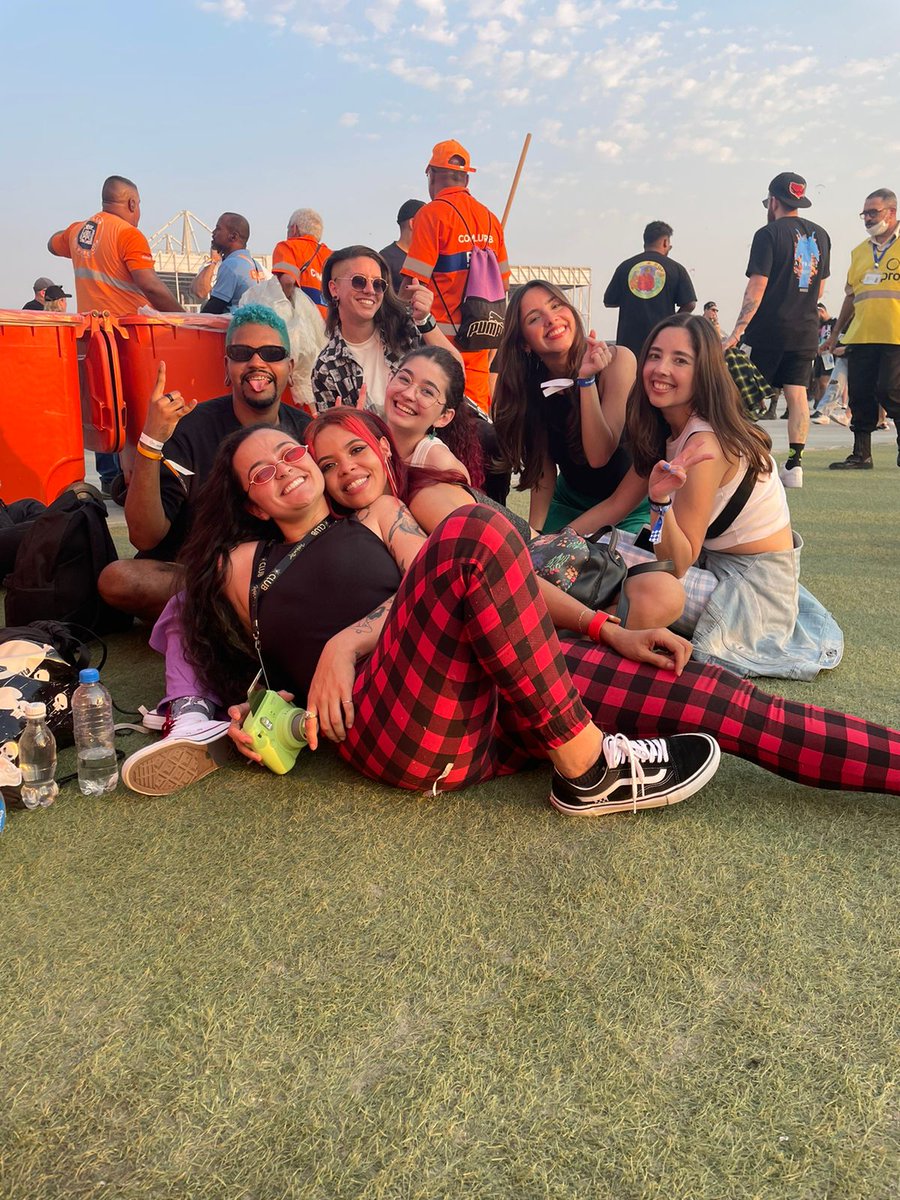sleepingwmoon's tweet photo. é sobre uma emo realizada no melhor dia de rock in rio junto de bons amigos e uma fatura grande pro mês que vem pra pagar 🙏❤️🔥🥺 #rockinrio #GreenDayNoRockInRio #AvrilLavigneNoRockInRio #FallOutBoyNoRockInRio #FresnoNoRockInRio https://t.co/HlsLIwrAPH